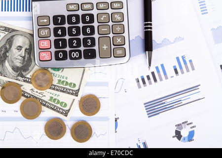 Concetto di finanza, finanziario e del mercato azionario grafici, diagrammi di analisi con dollar le banconote e le monete in euro sul tavolo di business per earnin Foto Stock