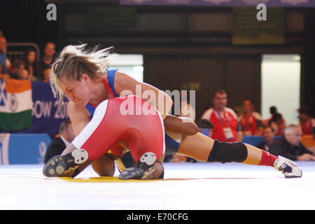 Danielle LAPPAGE del Canada (blu) v OBORUDUDU Benedizione della Nigeria (rosso) in womens 63kg freestyle wrestling Foto Stock