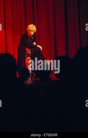 Joan Rivers, circa 1975, performing live stand-up comedy a Lancaster, PA. Host Farm Hotel Cabaret. Foto Stock