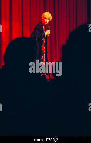 Joan Rivers, circa 1975, performing live stand-up comedy a Lancaster, PA. Host Farm Hotel Cabaret. Foto Stock