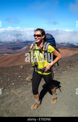 Backpacker sullo scorrimento Sands Trail a Haleakala National Park Foto Stock