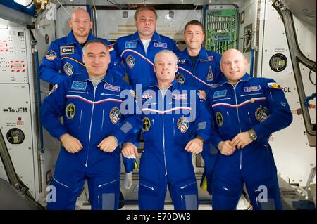 Expedition 40 membri di equipaggio posare per un equipaggio di volo ritratto in armonia il nodo della Stazione Spaziale Internazionale Agosto 23, 2014 in orbita intorno alla terra. Nella foto sulla bancata anteriore sono astronauta della NASA Steve Swanson (centro), cosmonauti russi Alexander Skvortsov (sinistra) e Oleg Artemyev. Nella foto da sinistra (bancata posteriore) sono Agenzia Spaziale Europea astronauta Alexander Gerst, cosmonauta russo Maxim Suraev e l'astronauta della NASA Reid Wiseman. Foto Stock