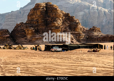 La Giordania. Il Wadi Rum è anche conosciuta come la Valle della Luna. Accampamento Beduino e dromedario. Foto Stock