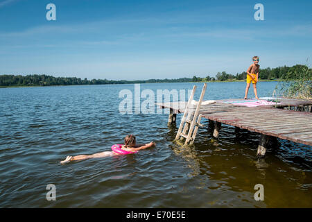 Godendo della famiglia estate al Lago, Giby, Polonia Foto Stock