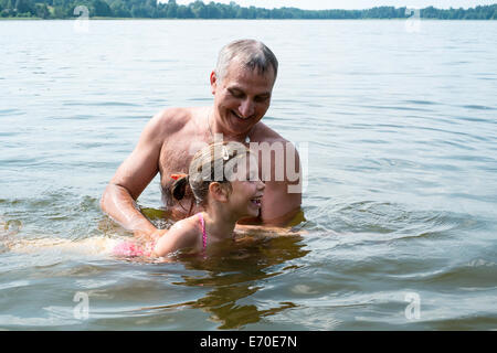 Famiglia godendo le vacanze estive da Gieret Lago, Giby, Polonia Foto Stock