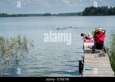 Famiglia godendo di una nuotata, Zelwa Lago, Giby, Polonia Foto Stock