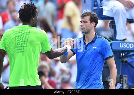 New York, NY, STATI UNITI D'AMERICA. 02Sep, 2014. US Open Tennis Tournament grand slam. Gael Monfils (Fra) scuote le mani con Grigor Dimitrov (BUL) Credito: Azione Sport Plus/Alamy Live News Foto Stock