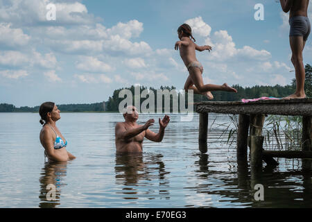 Famiglia godendo di una nuotata, Zelwa Lago, Giby, Polonia Foto Stock