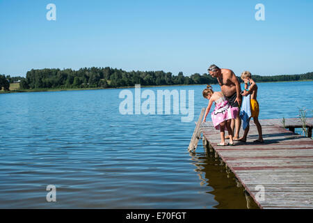 Famiglia godendo di una nuotata, Gieret Lago, Giby, Polonia Foto Stock