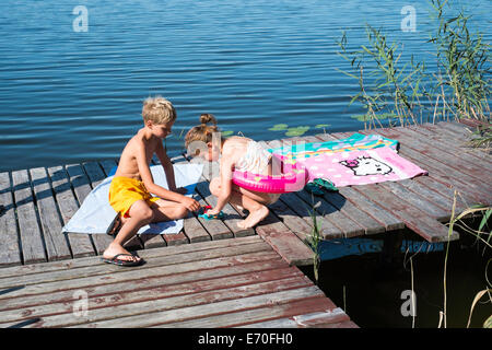 Famiglia godendo di una nuotata, Gieret Lago, Giby, Polonia Foto Stock