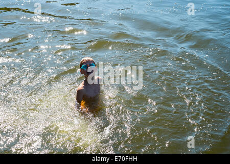 Famiglia godendo di una nuotata, Gieret Lago, Giby, Polonia Foto Stock