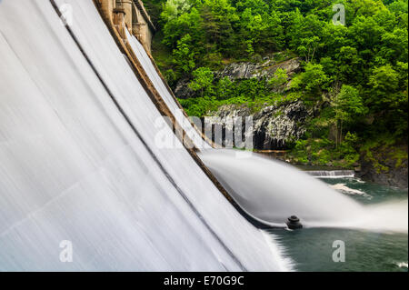 Una lunga esposizione di acqua che fluisce oltre Prettyboy Dam, nella contea di Baltimora, Maryland. Foto Stock