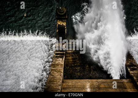 L'acqua che scorre verso il basso Prettyboy Dam, nella contea di Baltimora, Maryland. Foto Stock