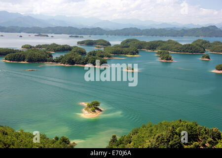 Luglio 28, 2012 - HANGZHOU, Cina - 7 Aprile: il suggestivo scenario del Lago di Qiandao su Aprile 7, 2013 in Hangzhou, nella provincia di Zhejiang della Cina. Area del Lago di Qiandao, situato in Chun'an County, a ovest di Hangzhou, nella provincia di Zhejiang è uno dei primi a livello nazionale classe punti panoramici ed è la più grande foresta nazionale parco al presente. Il lago copre cinque cento settanta chilometri quadrati di cui oltre un migliaio di isole di diverse dimensioni. Oltre a verde delle colline circostanti e la grande quantità di animali e piante, è anche famosa per la sua acqua. La profondità media dell'acqua qui è più di un h Foto Stock