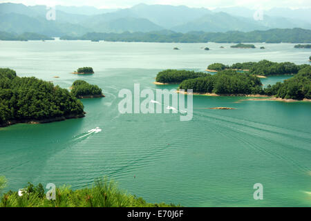 Luglio 28, 2012 - HANGZHOU, Cina - 7 Aprile: il suggestivo scenario del Lago di Qiandao su Aprile 7, 2013 in Hangzhou, nella provincia di Zhejiang della Cina. Area del Lago di Qiandao, situato in Chun'an County, a ovest di Hangzhou, nella provincia di Zhejiang è uno dei primi a livello nazionale classe punti panoramici ed è la più grande foresta nazionale parco al presente. Il lago copre cinque cento settanta chilometri quadrati di cui oltre un migliaio di isole di diverse dimensioni. Oltre a verde delle colline circostanti e la grande quantità di animali e piante, è anche famosa per la sua acqua. La profondità media dell'acqua qui è più di un h Foto Stock