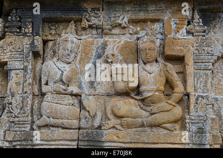 Borobudur, Java, Indonesia. Il bassorilievo scultura in pietra raffiguranti scene della vita di Buddha. Foto Stock