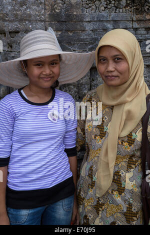 Borobudur, Java, Indonesia. Due indonesiani donne musulmane, madre e figlia, visitando il Tempio Borobudur. Foto Stock