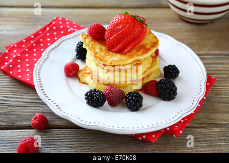 Frittelle e bacche su una piastra, cibo closeup Foto Stock