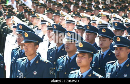 Pechino, Cina. 3 Sep, 2014. Soldati assistere ad una cerimonia per il 69º anniversario del giorno della vittoria nella guerra Anti-Japanese presso il Museo della Guerra del popolo cinese la resistenza contro l'Aggressione giapponese a Pechino Capitale della Cina, Sett. 3, 2014. Credito: Yao Dawei/Xinhua/Alamy Live News Foto Stock