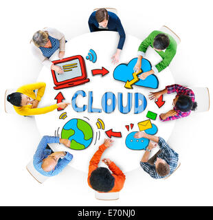 Gruppo di diverse persone per discutere circa il Cloud Network Foto Stock