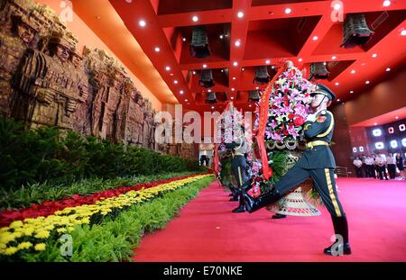 Pechino, Cina. 3 Sep, 2014. Soldati porre fiori durante una cerimonia organizzata per celebrare il 69º anniversario del giorno della vittoria nella guerra Anti-Japanese presso il Museo della Guerra del popolo cinese la resistenza contro l'Aggressione giapponese a Pechino Capitale della Cina, Sett. 3, 2014. Credito: Li Tao/Xinhua/Alamy Live News Foto Stock