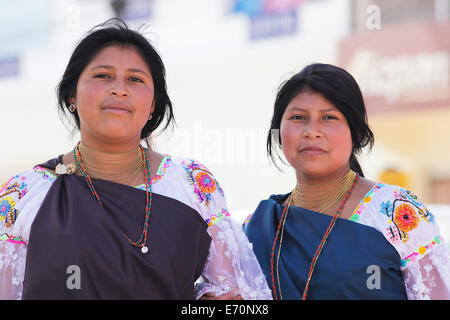 Due giovani indigeni donne, 15 e 17 anni, indigenas in costume tradizionale, Otavalo, provincia di Imbabura, Ecuador Foto Stock