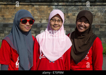 Borobudur, Java, Indonesia. Giovani studenti indonesiani visitando il Tempio. Foto Stock