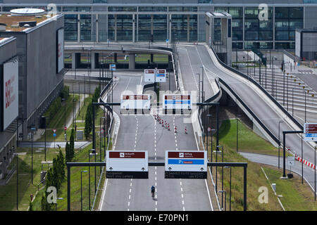 Berlin Brandenburg Airport BER non ancora in funzione, l'accesso al terminale, Schönefeld, Brandeburgo, Germania Foto Stock