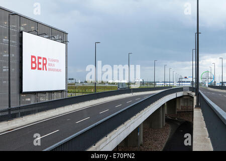 Berlin Brandenburg Airport BER non ancora in funzione, l'accesso al terminale, Schönefeld, Brandeburgo, Germania Foto Stock