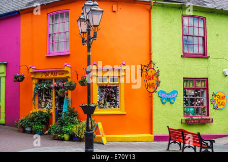 Vivacemente colorati negozi a Kinsale, County Cork, Irlanda. Foto Stock