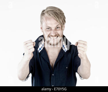 Giovane uomo che fa un gesto sì con il pugno fino Foto Stock