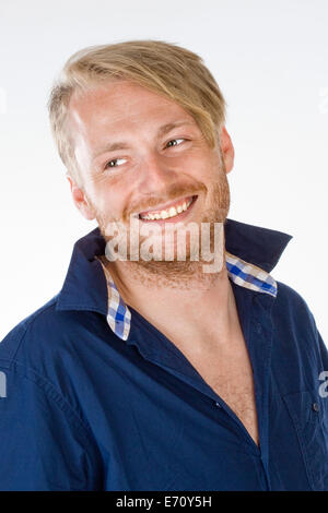 Ritratto di un giovane uomo sorridente - Isolato su grigio Foto Stock