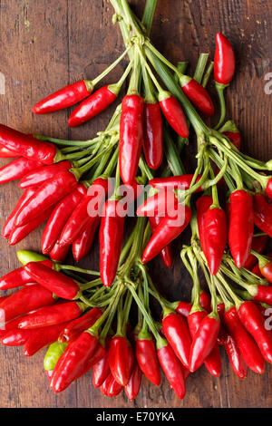 Di peperoncino rosso fresco sul tavolo di legno Foto Stock