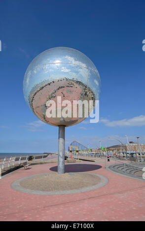 Il gigante rotante sfera dello specchio sulla riva sud del lungomare di Blackpool, Lancashire, Regno Unito Foto Stock