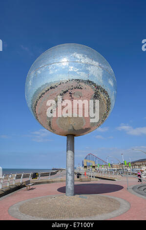 Il gigante rotante sfera dello specchio sulla riva sud del lungomare di Blackpool, Lancashire, Regno Unito Foto Stock