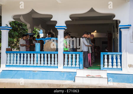 Borobudur, Java, Indonesia. I musulmani pregano a venerdì a mezzogiorno la preghiera in una moschea di quartiere. Foto Stock