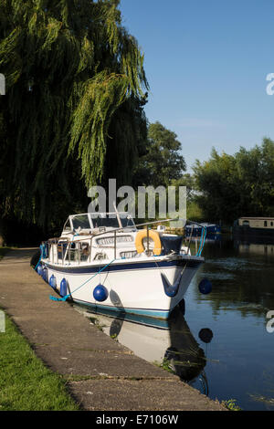 Crociera lungo il fiume ormeggiato sul fiume Cam dal ponte osteria in una calda serata di sole Clayhithe Cambridgeshire Inghilterra Foto Stock