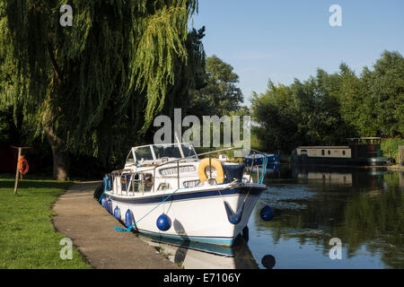 Crociera lungo il fiume ormeggiato sul fiume Cam dal ponte osteria in una calda serata di sole Clayhithe Cambridgeshire Inghilterra Foto Stock