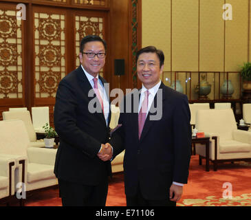 Pechino, Cina. 3 Sep, 2014. Chinese Vice Presidente Li Yuanchao (R) scuote le mani con ferri da stiro Sze che conduce una delegazione di visita dei cinesi Associazione dei produttori di Hong Kong e di Pechino, Cina, Sett. 3, 2014. Credito: Ding Lin/Xinhua/Alamy Live News Foto Stock