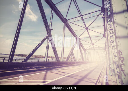 Vintage foto stilizzata di un ponte in acciaio con luce di sole. Foto Stock
