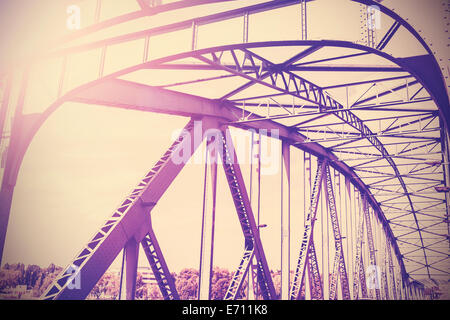 Vintage foto stilizzata di un ponte in acciaio con luce di sole. Foto Stock