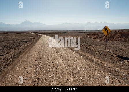 La strada verso la Valle de la Luna (a valle della luna), il Deserto di Atacama, El Norte Grande del Cile Foto Stock