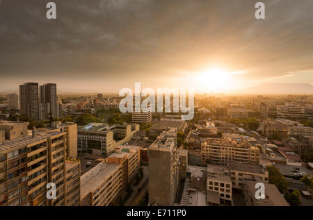 Vista aerea della città di Santiago al tramonto, Cile Foto Stock