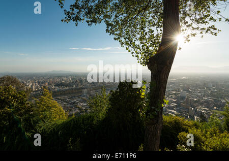 Vista dal Cerro San Cristobal al crepuscolo, Santiago del Cile Foto Stock