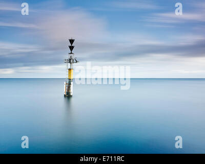 Tempo di esposizione del marcatore di canale, il mare e le nuvole, Fremantle, Australia occidentale Foto Stock