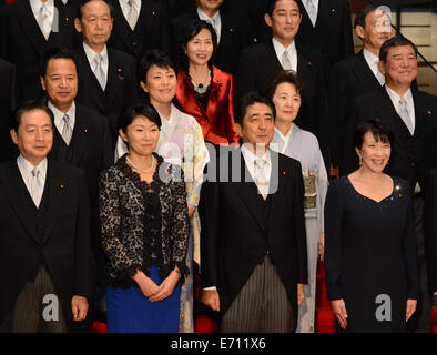 Tokyo, Giappone. 3 Sep, 2014. Giappone il Primo Ministro Shinzo Abe (2a R, anteriore) e altri membri del nuovo gabinetto posano per una foto di gruppo presso il primo ministro residenza ufficiale in Tokyo, Giappone, Sett. 3, 2014. Il rimpasto ha inaugurato in dodici nuovi volti e cinque ministri donna nel nuovo 18-stati lineup. Credito: Ma Ping/Xinhua/Alamy Live News Foto Stock