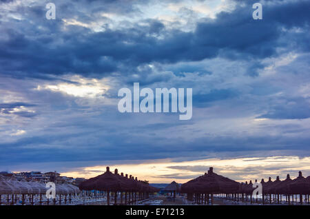File di ombrelloni da spiaggia al tramonto, Pescara, Abruzzo, Italia Foto Stock
