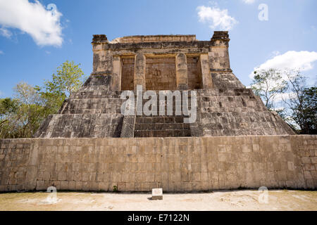 Vista frontale di un piccola piramide Maya in Chichen Itza Foto Stock