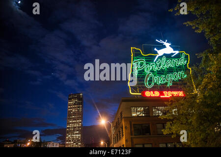 Insegna al neon per la Città Vecchia di Portland, Oregon, USA Foto Stock