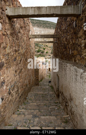 Discendente stretta strada di pietra in Real de Catorce Messico Foto Stock